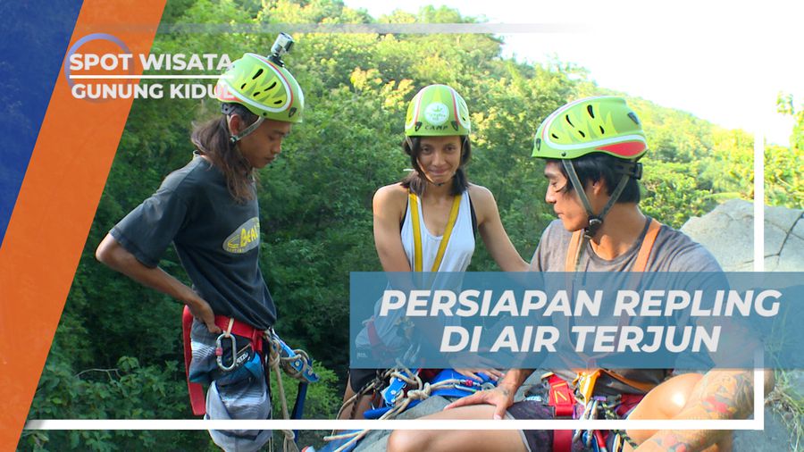 Persiapan Pasang Perlangkapan Aman Sebelum Rappelling di Air Tejun Yunan, Gunung Kidul