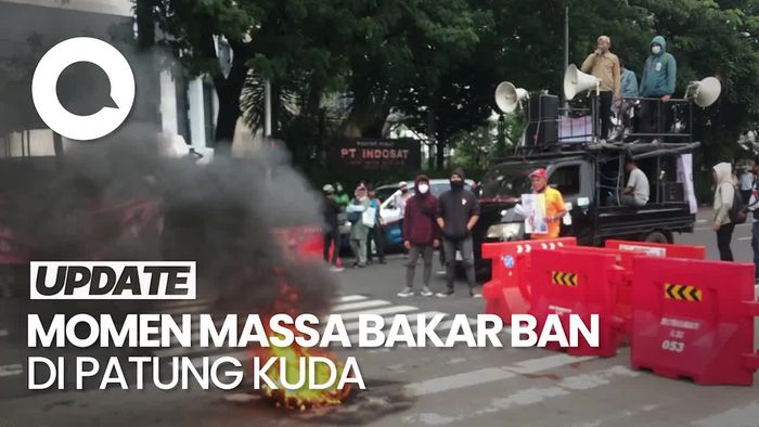 Massa Aksi Tolak Hasil Pemilu Bakar Ban Sebelum Bubar