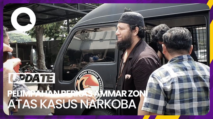 Ammar Zoni Berkalung Tasbih saat Datangi Kejari Jakbar