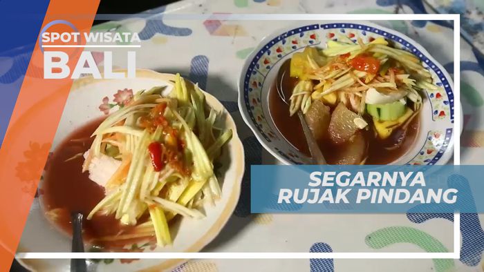 Menikmati Segarnya Irisan Buah Dengan Guyuran Kuah Bumbu Pindang Khas Bali