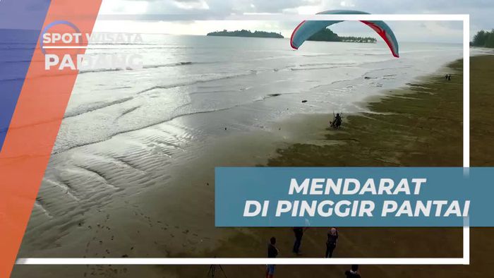 Mendarat di Tepi Pantai Air Manis, Asiknya Paralayang di Padang