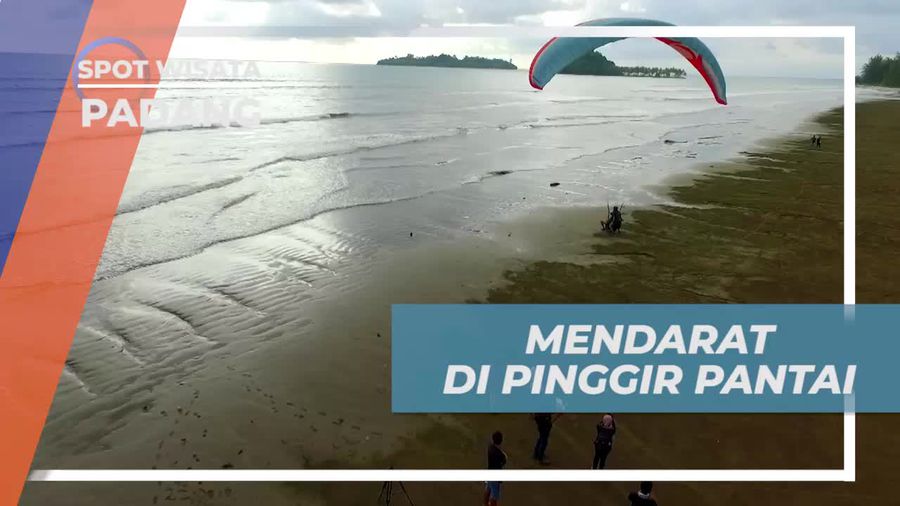 Mendarat di Tepi Pantai Air Manis, Asiknya Paralayang di Padang