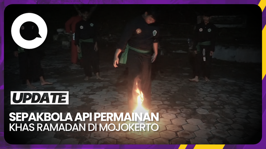 Santri Mojokerto Main Sepak Bola Api Sembari Menunggu Sahur