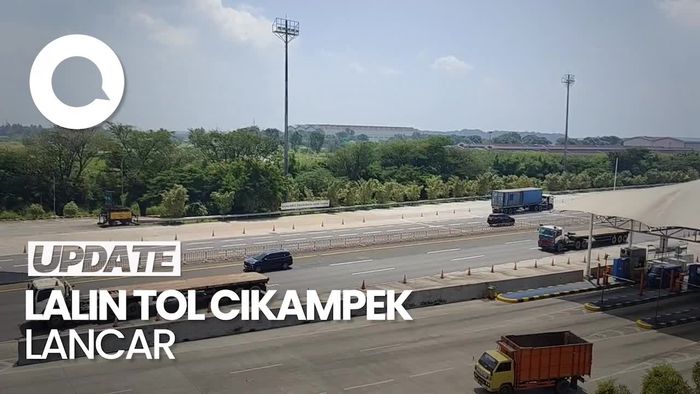 Suasana Lalin Gerbang Tol Cikampek Utama Siang Ini Masih Lancar