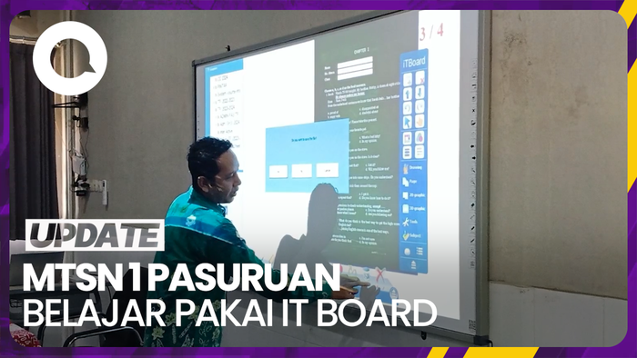 Melihat Proses Belajar Mengajar di MTsN 1 Pasuruan dengan IT Board