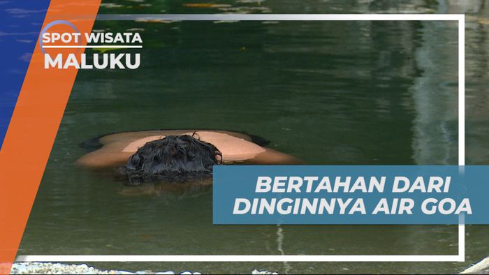 Adu Kuat Berendam Menahan Dinginnya Air Goa Waetaful, Maluku