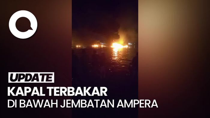 Kapal Terbakar Hebat di Sungai Musi, Api Berkobar di Bawah Jembatan Ampera