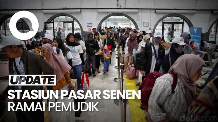 Suasana Stasiun Pasar Senen Malam Ini