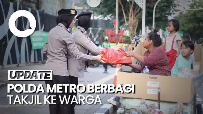 Momen Personel Ditpamobvit Polda Metro Bagi-bagi Takjil ke Warga