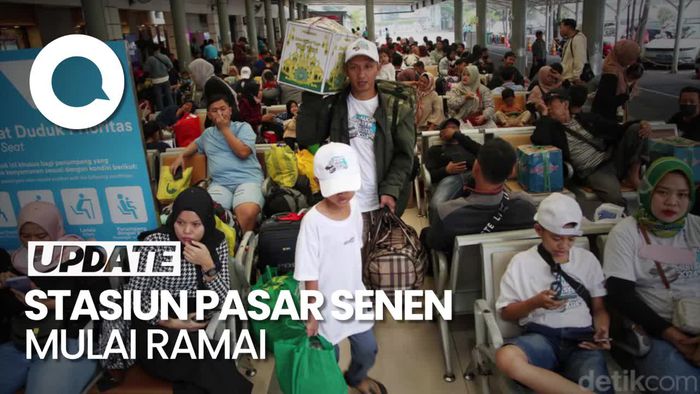 Suasana Stasiun Pasar Senen di H-7 Lebaran Mulai Ramai Pemudik