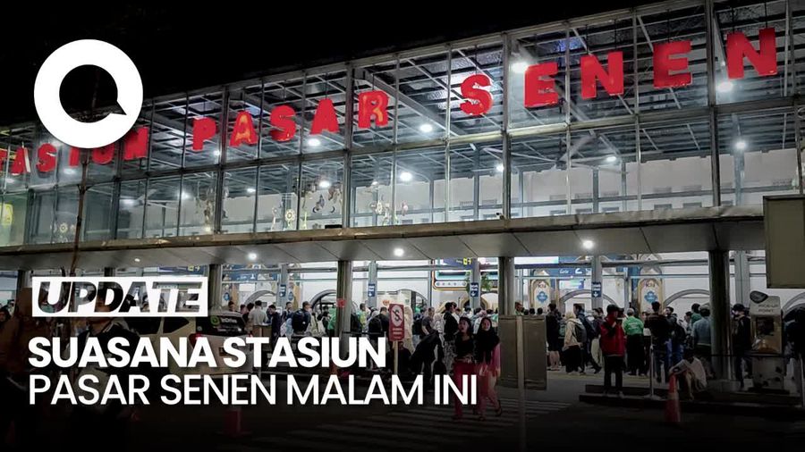 Stasiun Pasar Senen Ramai Pemudik Malam Ini
