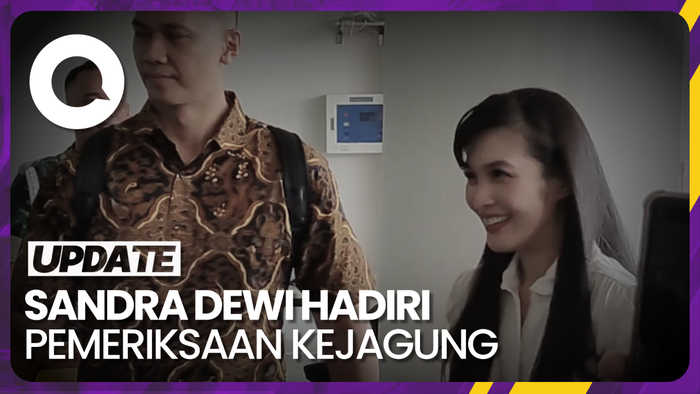 Diperiksa Kejagung Soal Korupsi Timah, Sandra Dewi Beri Love Sign