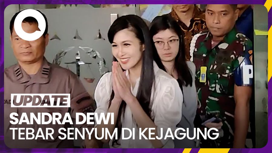 Senyum Sandra Dewi di Kejagung Seusai Diperiksa 5 Jam