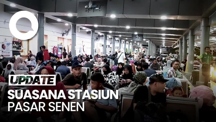 Stasiun Pasar Senen Ramai Pemudik Malam Ini