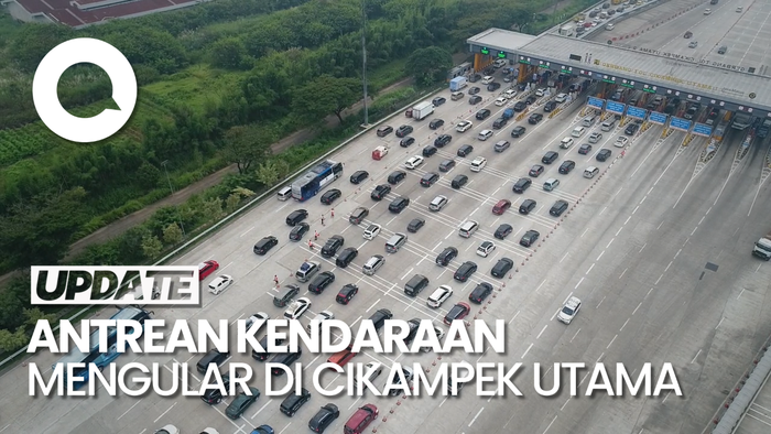 Pantauan dari Udara Antrean Panjang Kendaraan di GT Cikampek Utama