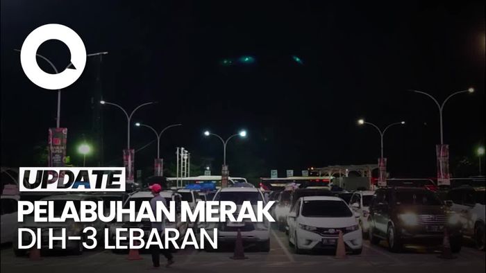 Antrean Kendaraan di Pelabuhan Merak Malam Ini