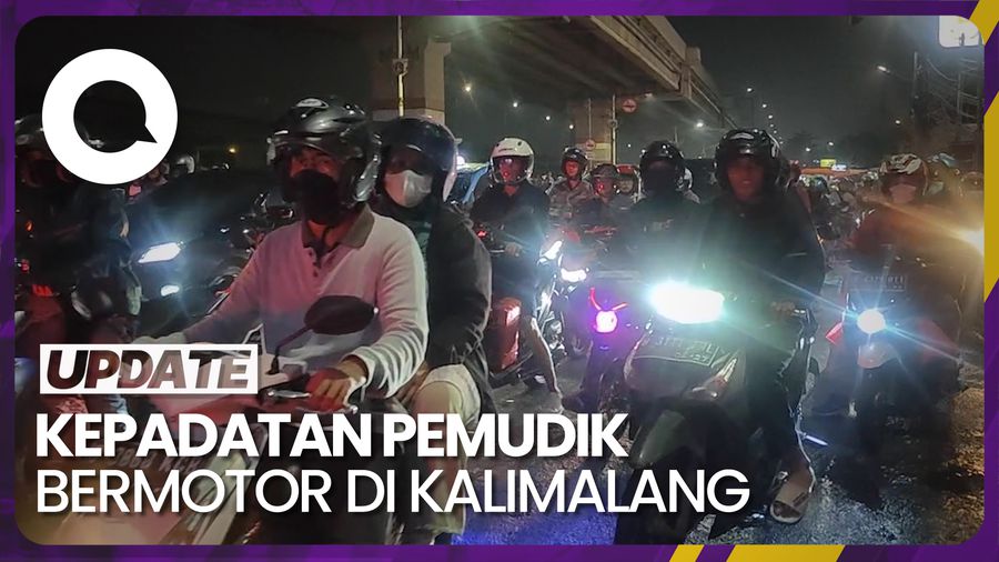 Pemudik Bermotor Memadati Jalur Arteri Kalimalang Malam Ini