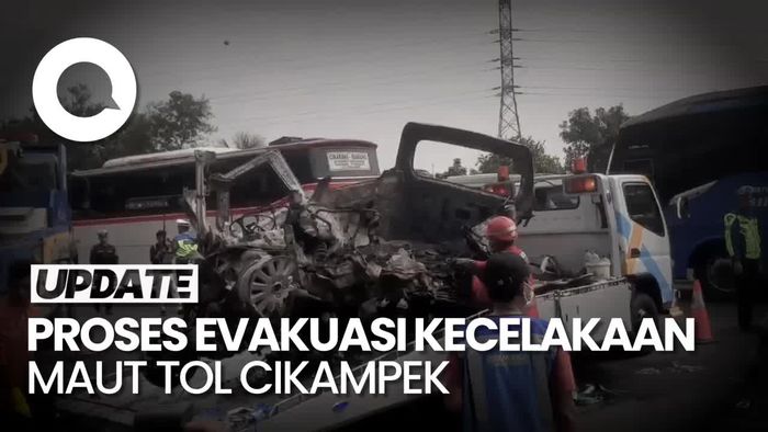 Polisi Evakuasi Korban Kecelakaan Maut Tol Cikampek KM 58