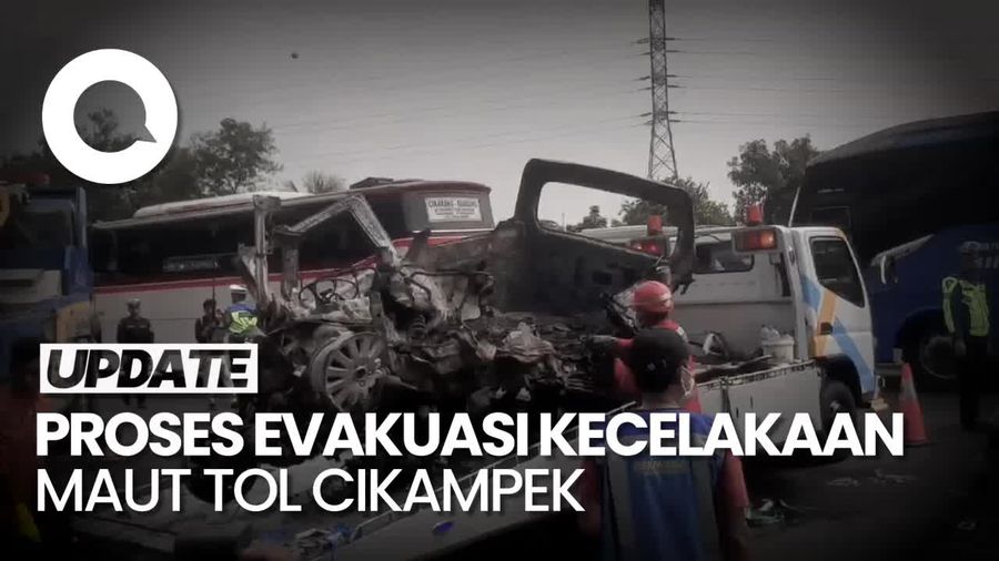Polisi Evakuasi Korban Kecelakaan Maut Tol Cikampek KM 58