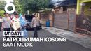 Polsek Cakung Patroli Rumah-rumah Kosong yang Ditinggal Mudik Pemiliknya