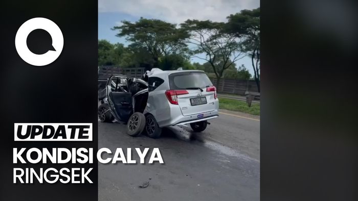 Penampakan Calya Ringsek Tabrak Bahu jalan di Tol Merak