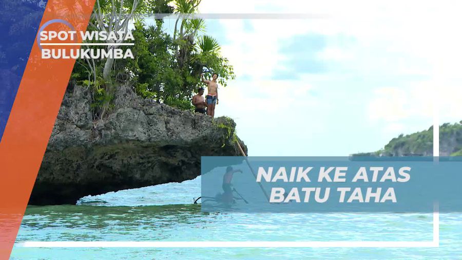 Menaiki Tangga Menuju Batu Baha di Pantai Kasuso Bulukumba