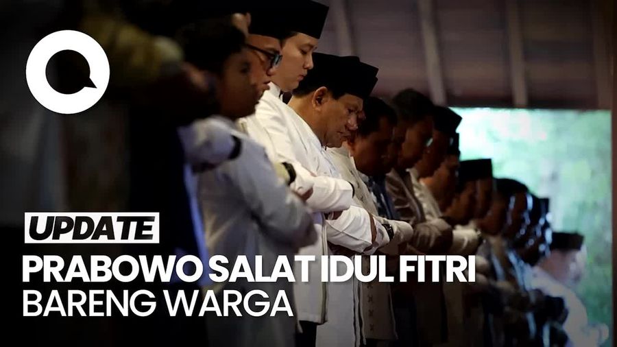 Momen Prabowo Salat Idul Fitri Bareng Warga di Hambalang