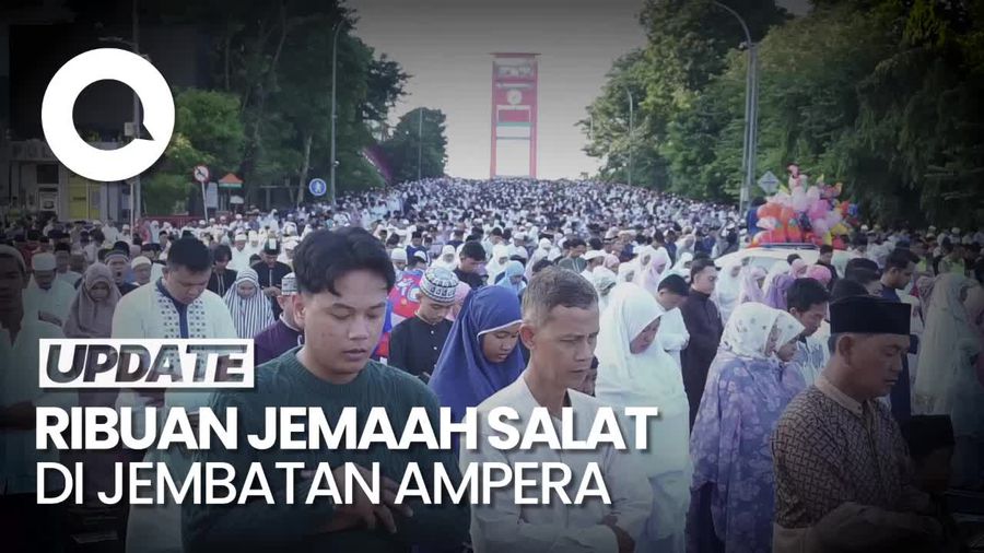 Suasana Salat Id di Atas Jembatan Ampera Palembang