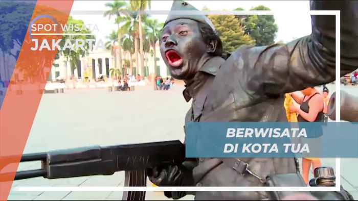 Wisata Foto Selfie Dengan Manusia Batu di Kota Tua Jakarta
