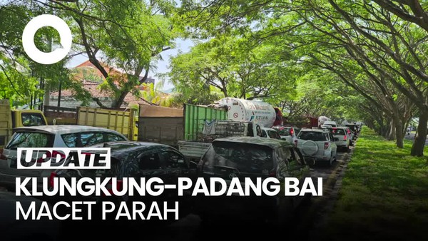 Jalanan Klungkung Arah Padang Bai Bali Macet Parah