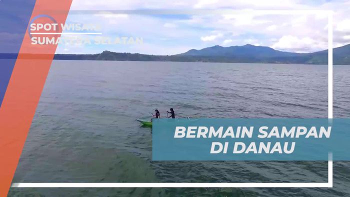 Menyusuri Keindahan Danau Ranau Dengan Naik Sampan, Sumatera Selatan