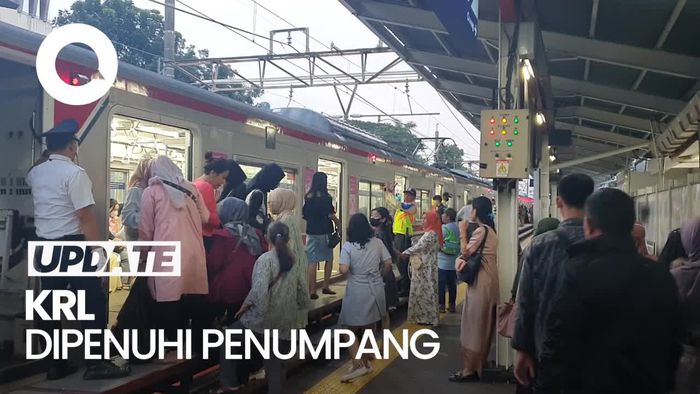 KRL Comutter Line Ramai Penumpang di Masa Libur Lebaran