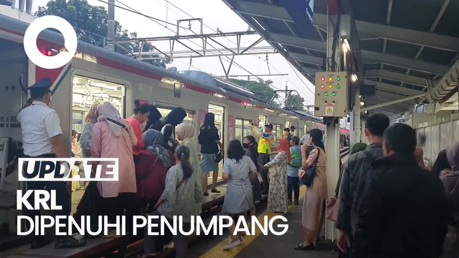 KRL Comutter Line Ramai Penumpang di Masa Libur Lebaran
