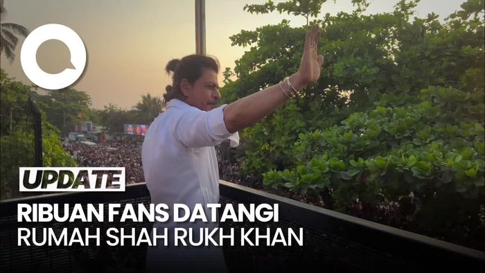 Momen Shah Rukh Khan Sapa Ribuan Penggemarnya Saat Lebaran