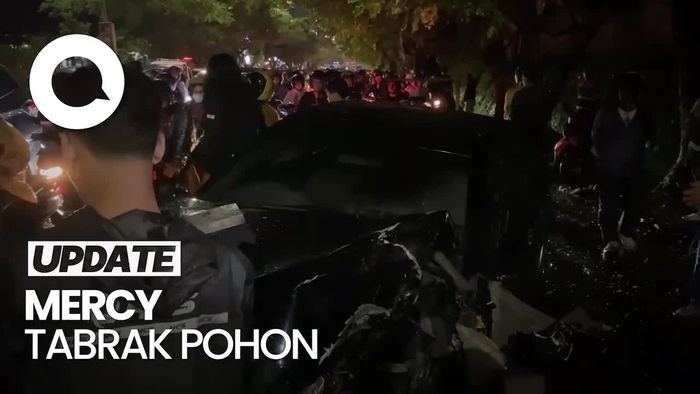 Penampakan Mercy yang Tabrak Pohon di Jalan Perintis Kemerdekaan Makassar