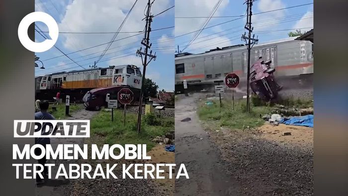 Detik-detik Mobil Carry Tertabrak KA Argo Semeru di Madiun