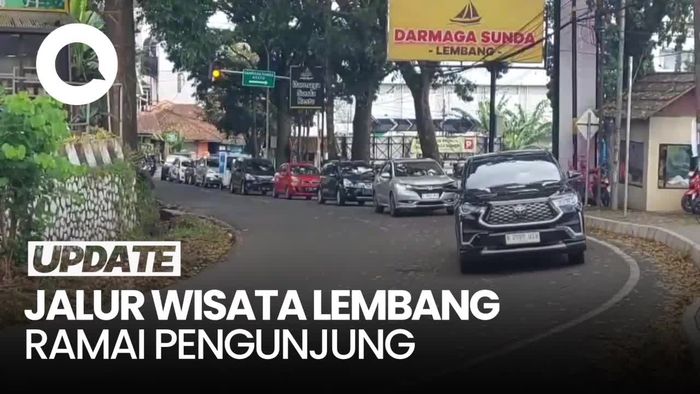 Kendaraan di Jalur Wisata Lembang Mengular