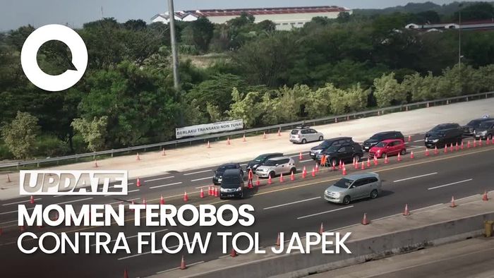 Duh! Sejumlah Mobil Terobos Cone Pembatas saat Contraflow di Tol Japek