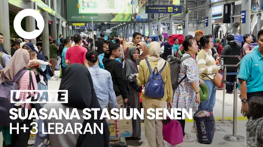 Sejumlah Pemudik Tiba di Stasiun Pasar Senen Malam Ini