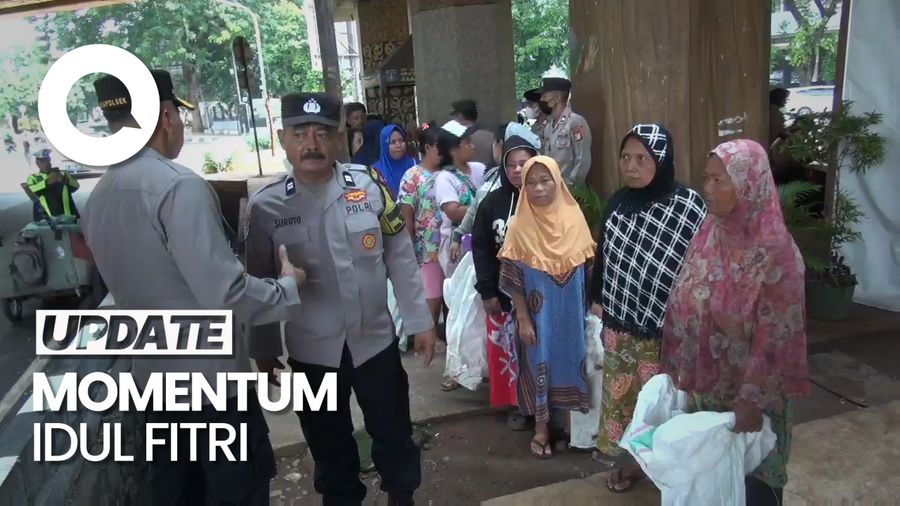 Polisi Bagikan Sembako ke Pemulung yang Tak Bisa Mudik di Jaksel