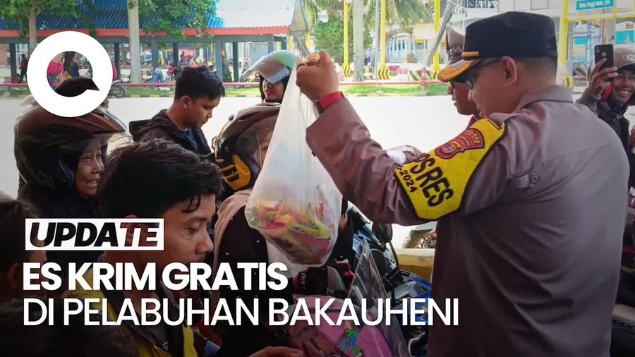 Saat Polisi Bagi-bagi Es Krim untuk Pemudik Motor di Pelabuhan Bakauheni