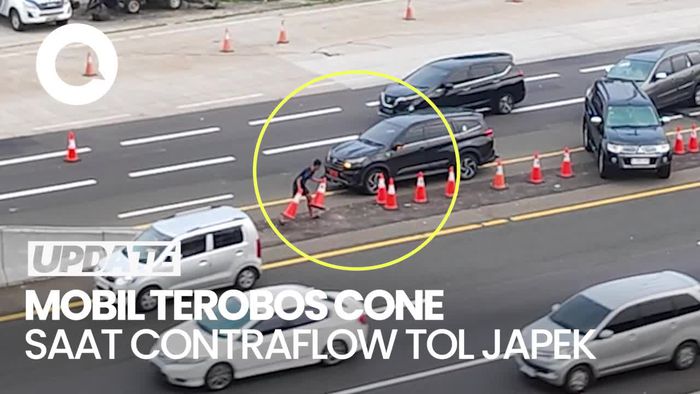 Duh! Mobil Plat Merah Terobos Cone Pembatas saat Contraflow di Tol Japek