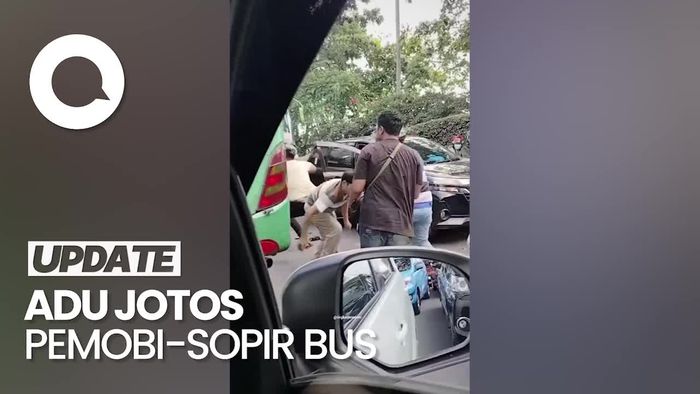 Viral Adu Jotos Pemobil & Sopir Bus di Bojonegoro