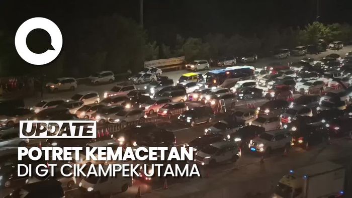 Antrean Kendaraan Mengular di GT Cikampek Utama Malam Ini