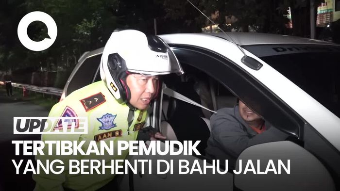  Aksi Kakorlantas Tertibkan Kendaraan yang Berhenti di Bahu Jalan Tol Japek