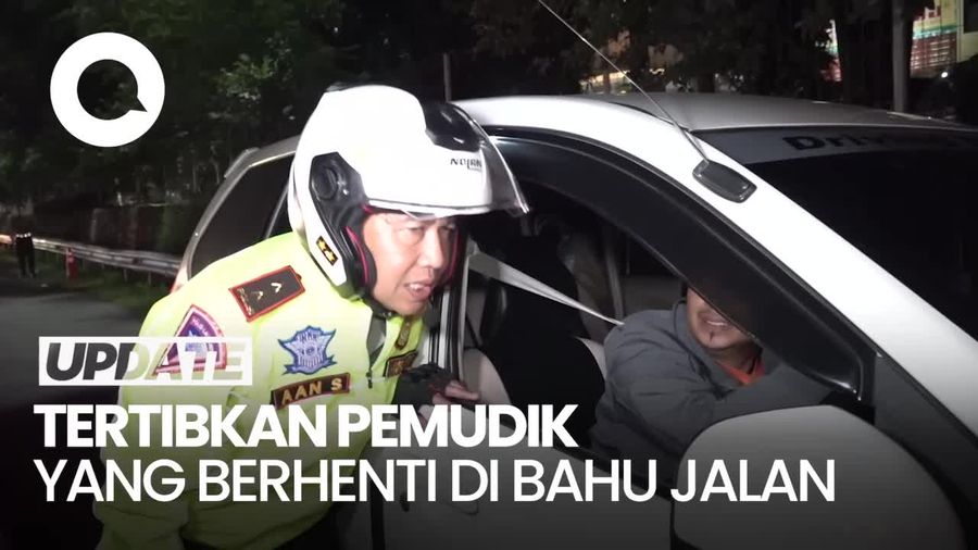  Aksi Kakorlantas Tertibkan Kendaraan yang Berhenti di Bahu Jalan Tol Japek