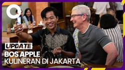 Momen Bos Apple Kulineran Sate Ayam Seusai Tiba di Jakarta