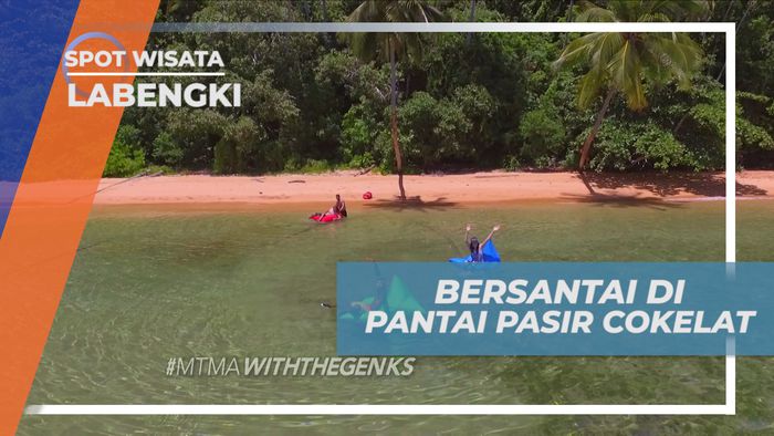 Bersantai Dengan Floatis di Pantai Pasir Coklat Sambil Menikmati Semilir Angin, Labengki
