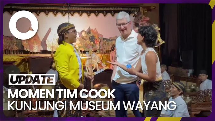 Ekspresi Kepo Tim Cook Saat Lihat Wayang Kulit