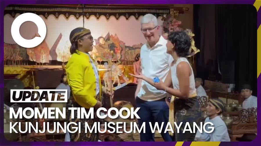 Ekspresi Kepo Tim Cook Saat Lihat Wayang Kulit
